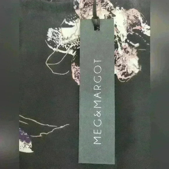 Meg & Margot new with  tags flowered blouse size small - Picture 3 of 6
